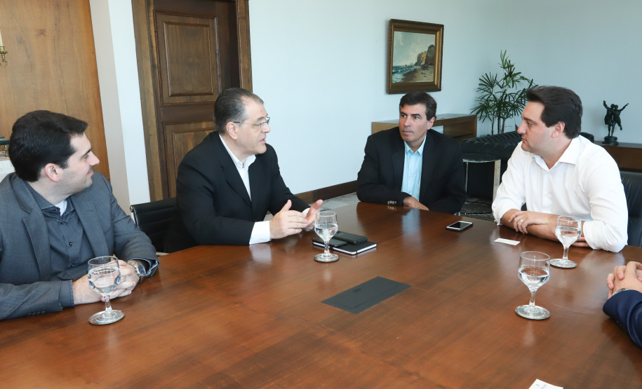 O governador Carlos Massa Ratinho Junior e o presidente da J.Macêdo, Walter Faria Junior, oficializaram nesta quinta-feira (18) a adesão da empresa ao programa Paraná Competitivo e investimentos de R$ 500 milhões em um complexo industrial de manipulação de trigo em Londrina, no Norte do Estado. Foto: Rodrigo Felix Leal/ANPr