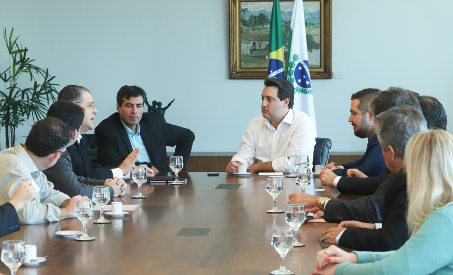 O governador Carlos Massa Ratinho Junior e o presidente da J.Macêdo, Walter Faria Junior, oficializaram nesta quinta-feira (18) a adesão da empresa ao programa Paraná Competitivo e investimentos de R$ 500 milhões em um complexo industrial de manipulação de trigo em Londrina, no Norte do Estado. Foto: Rodrigo Felix Leal/ANPr