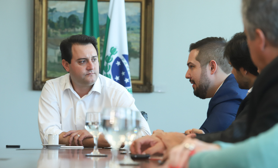 O governador Carlos Massa Ratinho Junior e o presidente da J.Macêdo, Walter Faria Junior, oficializaram nesta quinta-feira (18) a adesão da empresa ao programa Paraná Competitivo e investimentos de R$ 500 milhões em um complexo industrial de manipulação de trigo em Londrina, no Norte do Estado. Foto: Rodrigo Felix Leal/ANPr