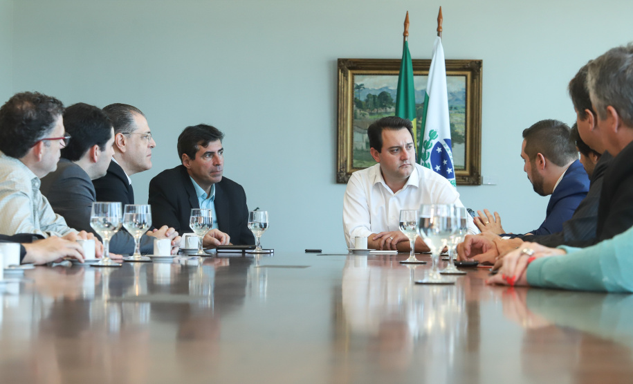 O governador Carlos Massa Ratinho Junior e o presidente da J.Macêdo, Walter Faria Junior, oficializaram nesta quinta-feira (18) a adesão da empresa ao programa Paraná Competitivo e investimentos de R$ 500 milhões em um complexo industrial de manipulação de trigo em Londrina, no Norte do Estado. Foto: Rodrigo Felix Leal/ANPr