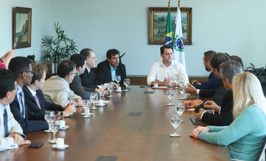O governador Carlos Massa Ratinho Junior e o presidente da J.Macêdo, Walter Faria Junior, oficializaram nesta quinta-feira (18) a adesão da empresa ao programa Paraná Competitivo e investimentos de R$ 500 milhões em um complexo industrial de manipulação de trigo em Londrina, no Norte do Estado. Foto: Rodrigo Felix Leal/ANPr