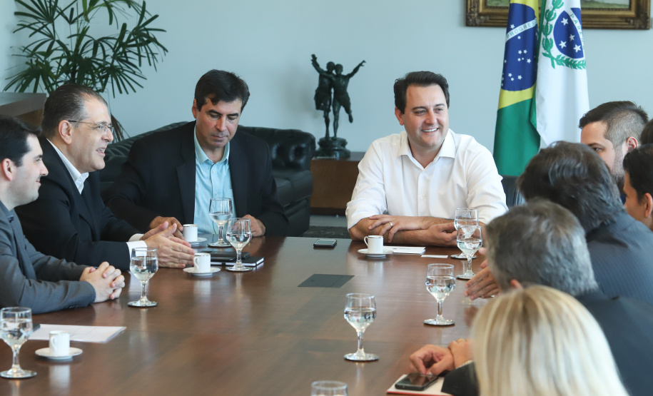 O governador Carlos Massa Ratinho Junior e o presidente da J.Macêdo, Walter Faria Junior, oficializaram nesta quinta-feira (18) a adesão da empresa ao programa Paraná Competitivo e investimentos de R$ 500 milhões em um complexo industrial de manipulação de trigo em Londrina, no Norte do Estado. Foto: Rodrigo Felix Leal/ANPr