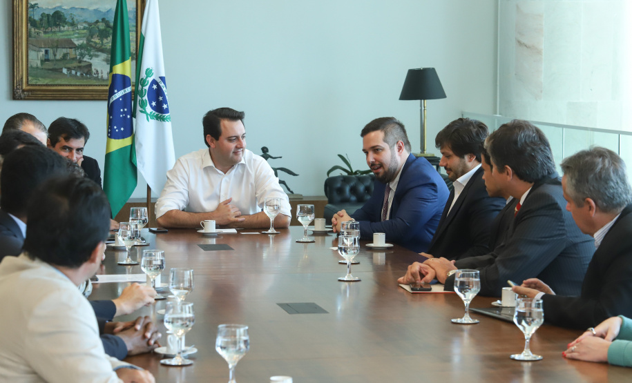 O governador Carlos Massa Ratinho Junior e o presidente da J.Macêdo, Walter Faria Junior, oficializaram nesta quinta-feira (18) a adesão da empresa ao programa Paraná Competitivo e investimentos de R$ 500 milhões em um complexo industrial de manipulação de trigo em Londrina, no Norte do Estado. Foto: Rodrigo Felix Leal/ANPr