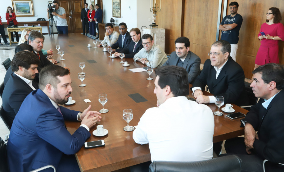 O governador Carlos Massa Ratinho Junior e o presidente da J.Macêdo, Walter Faria Junior, oficializaram nesta quinta-feira (18) a adesão da empresa ao programa Paraná Competitivo e investimentos de R$ 500 milhões em um complexo industrial de manipulação de trigo em Londrina, no Norte do Estado. Foto: Rodrigo Felix Leal/ANPr