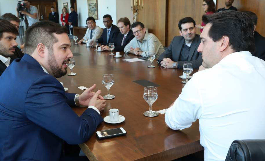 O governador Carlos Massa Ratinho Junior e o presidente da J.Macêdo, Walter Faria Junior, oficializaram nesta quinta-feira (18) a adesão da empresa ao programa Paraná Competitivo e investimentos de R$ 500 milhões em um complexo industrial de manipulação de trigo em Londrina, no Norte do Estado. Foto: Rodrigo Felix Leal/ANPr