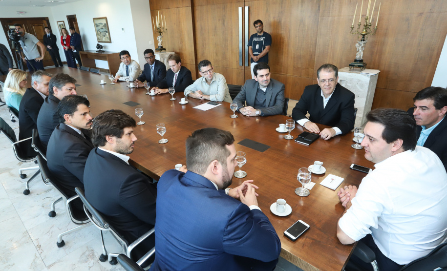 O governador Carlos Massa Ratinho Junior e o presidente da J.Macêdo, Walter Faria Junior, oficializaram nesta quinta-feira (18) a adesão da empresa ao programa Paraná Competitivo e investimentos de R$ 500 milhões em um complexo industrial de manipulação de trigo em Londrina, no Norte do Estado. Foto: Rodrigo Felix Leal/ANPr