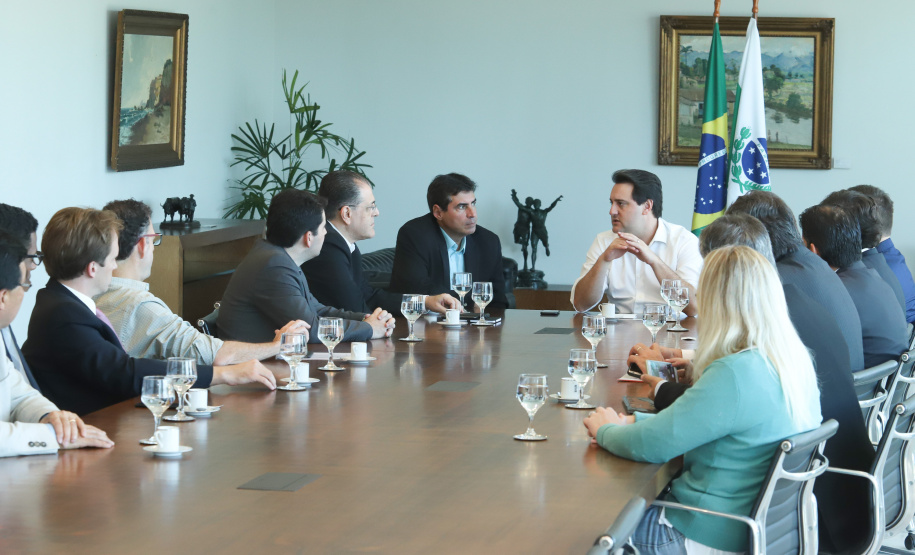 O governador Carlos Massa Ratinho Junior e o presidente da J.Macêdo, Walter Faria Junior, oficializaram nesta quinta-feira (18) a adesão da empresa ao programa Paraná Competitivo e investimentos de R$ 500 milhões em um complexo industrial de manipulação de trigo em Londrina, no Norte do Estado. Foto: Rodrigo Felix Leal/ANPr