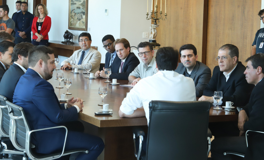 O governador Carlos Massa Ratinho Junior e o presidente da J.Macêdo, Walter Faria Junior, oficializaram nesta quinta-feira (18) a adesão da empresa ao programa Paraná Competitivo e investimentos de R$ 500 milhões em um complexo industrial de manipulação de trigo em Londrina, no Norte do Estado. Foto: Rodrigo Felix Leal/ANPr