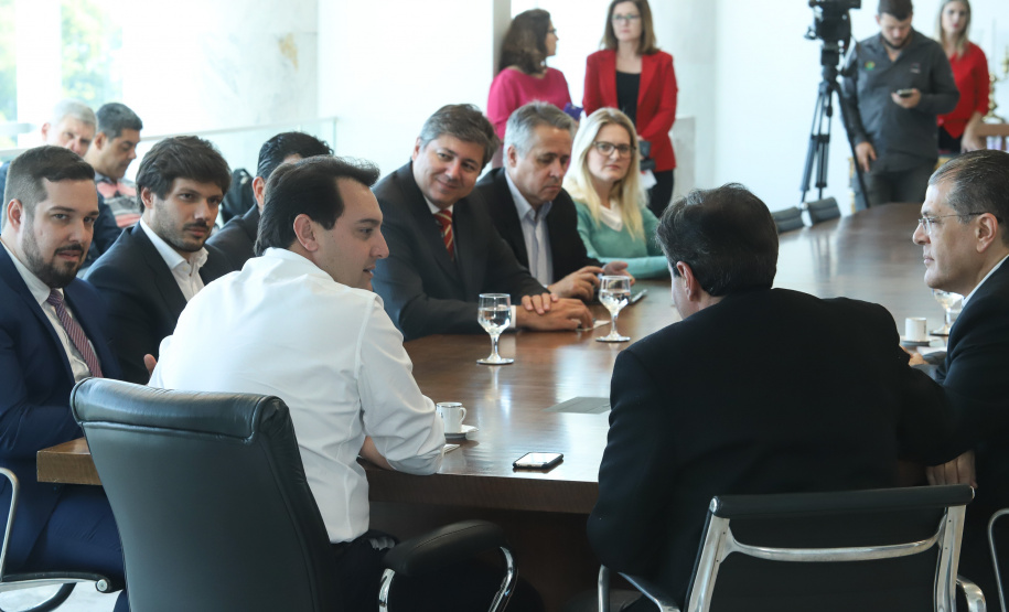 O governador Carlos Massa Ratinho Junior e o presidente da J.Macêdo, Walter Faria Junior, oficializaram nesta quinta-feira (18) a adesão da empresa ao programa Paraná Competitivo e investimentos de R$ 500 milhões em um complexo industrial de manipulação de trigo em Londrina, no Norte do Estado. Foto: Rodrigo Felix Leal/ANPr