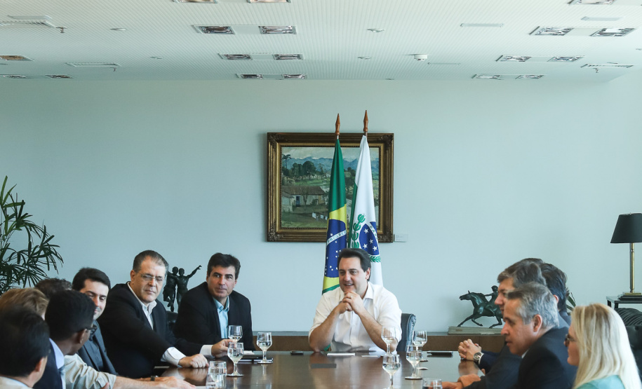 O governador Carlos Massa Ratinho Junior e o presidente da J.Macêdo, Walter Faria Junior, oficializaram nesta quinta-feira (18) a adesão da empresa ao programa Paraná Competitivo e investimentos de R$ 500 milhões em um complexo industrial de manipulação de trigo em Londrina, no Norte do Estado. Foto: Rodrigo Felix Leal/ANPr