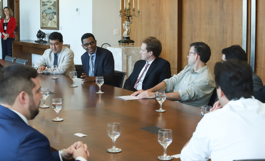 O governador Carlos Massa Ratinho Junior e o presidente da J.Macêdo, Walter Faria Junior, oficializaram nesta quinta-feira (18) a adesão da empresa ao programa Paraná Competitivo e investimentos de R$ 500 milhões em um complexo industrial de manipulação de trigo em Londrina, no Norte do Estado. Foto: Rodrigo Felix Leal/ANPr