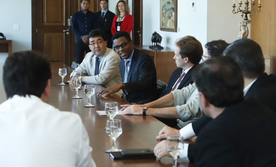O governador Carlos Massa Ratinho Junior e o presidente da J.Macêdo, Walter Faria Junior, oficializaram nesta quinta-feira (18) a adesão da empresa ao programa Paraná Competitivo e investimentos de R$ 500 milhões em um complexo industrial de manipulação de trigo em Londrina, no Norte do Estado. Foto: Rodrigo Felix Leal/ANPr