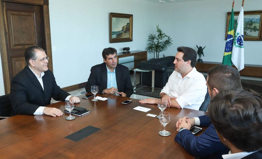 O governador Carlos Massa Ratinho Junior e o presidente da J.Macêdo, Walter Faria Junior, oficializaram nesta quinta-feira (18) a adesão da empresa ao programa Paraná Competitivo e investimentos de R$ 500 milhões em um complexo industrial de manipulação de trigo em Londrina, no Norte do Estado. Foto: Rodrigo Felix Leal/ANPr
