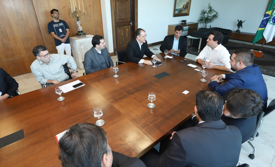 O governador Carlos Massa Ratinho Junior e o presidente da J.Macêdo, Walter Faria Junior, oficializaram nesta quinta-feira (18) a adesão da empresa ao programa Paraná Competitivo e investimentos de R$ 500 milhões em um complexo industrial de manipulação de trigo em Londrina, no Norte do Estado. Foto: Rodrigo Felix Leal/ANPr