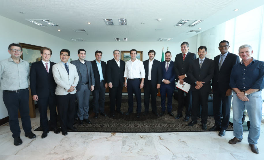 O governador Carlos Massa Ratinho Junior e o presidente da J.Macêdo, Walter Faria Junior, oficializaram nesta quinta-feira (18) a adesão da empresa ao programa Paraná Competitivo e investimentos de R$ 500 milhões em um complexo industrial de manipulação de trigo em Londrina, no Norte do Estado. Foto: Rodrigo Felix Leal/ANPr