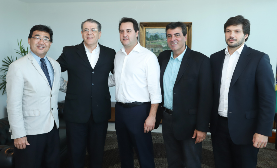 O governador Carlos Massa Ratinho Junior e o presidente da J.Macêdo, Walter Faria Junior, oficializaram nesta quinta-feira (18) a adesão da empresa ao programa Paraná Competitivo e investimentos de R$ 500 milhões em um complexo industrial de manipulação de trigo em Londrina, no Norte do Estado. Foto: Rodrigo Felix Leal/ANPr