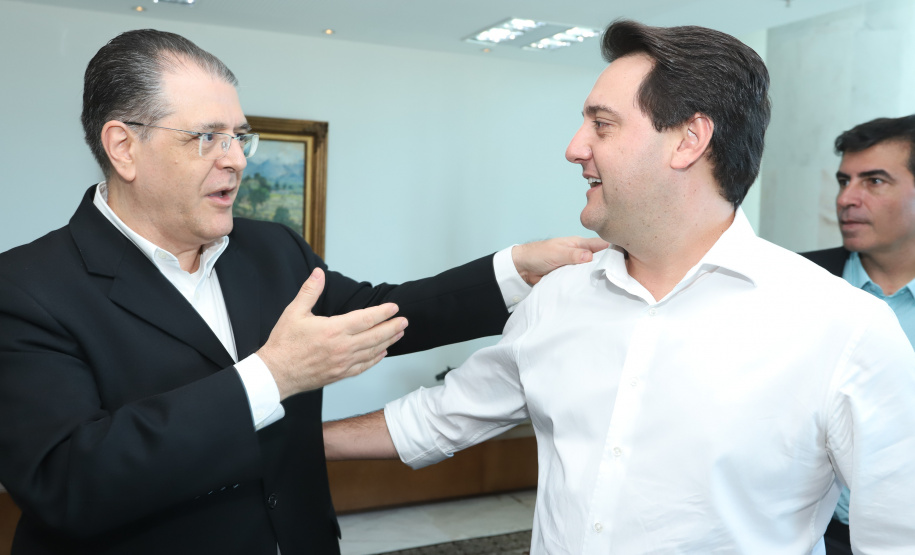 O governador Carlos Massa Ratinho Junior e o presidente da J.Macêdo, Walter Faria Junior, oficializaram nesta quinta-feira (18) a adesão da empresa ao programa Paraná Competitivo e investimentos de R$ 500 milhões em um complexo industrial de manipulação de trigo em Londrina, no Norte do Estado. Foto: Rodrigo Felix Leal/ANPr