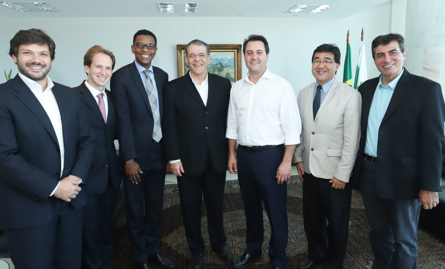 O governador Carlos Massa Ratinho Junior e o presidente da J.Macêdo, Walter Faria Junior, oficializaram nesta quinta-feira (18) a adesão da empresa ao programa Paraná Competitivo e investimentos de R$ 500 milhões em um complexo industrial de manipulação de trigo em Londrina, no Norte do Estado. Foto: Rodrigo Felix Leal/ANPr