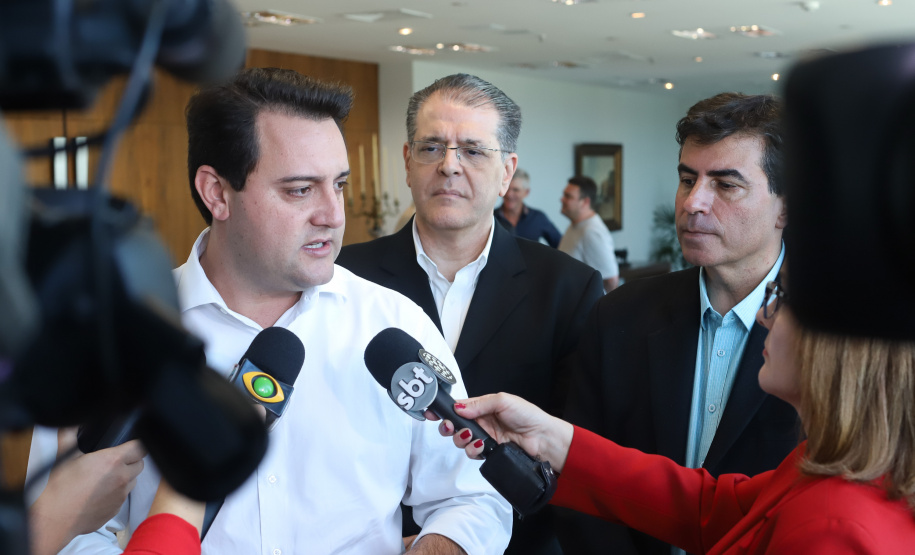 O governador Carlos Massa Ratinho Junior e o presidente da J.Macêdo, Walter Faria Junior, oficializaram nesta quinta-feira (18) a adesão da empresa ao programa Paraná Competitivo e investimentos de R$ 500 milhões em um complexo industrial de manipulação de trigo em Londrina, no Norte do Estado. Foto: Rodrigo Felix Leal/ANPr