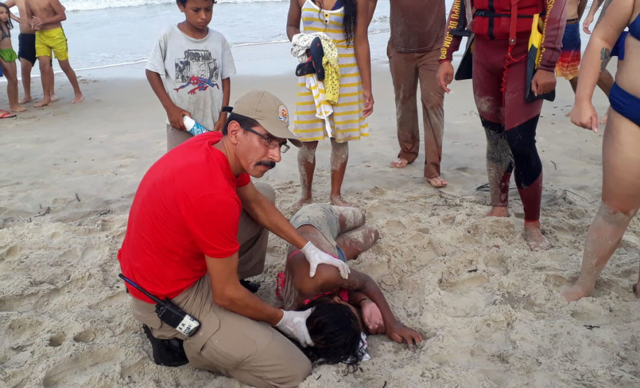 Os policiais Delmir Notte e Walter Viana da Silva fizeram um múltiplo salvamento no balneário de Albatroz, em Matinhos, e retiraram seis pessoas do mar com vida na tarde de sábado (20). Todas as vítimas receberam atendimento no Hospital Nossa Senhora dos Navegantes, inclusive os próprios policiais, que por exaustão decorrida do resgate necessitaram de cuidados.  -  Curitiba, 22/04/2019  -  Foto: PMPR