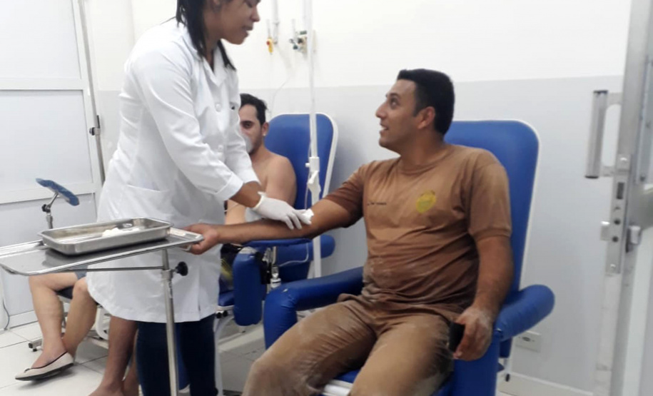 Os policiais Delmir Notte e Walter Viana da Silva fizeram um múltiplo salvamento no balneário de Albatroz, em Matinhos, e retiraram seis pessoas do mar com vida na tarde de sábado (20). Todas as vítimas receberam atendimento no Hospital Nossa Senhora dos Navegantes, inclusive os próprios policiais, que por exaustão decorrida do resgate necessitaram de cuidados.  -  Curitiba, 22/04/2019  -  Foto: PMPR