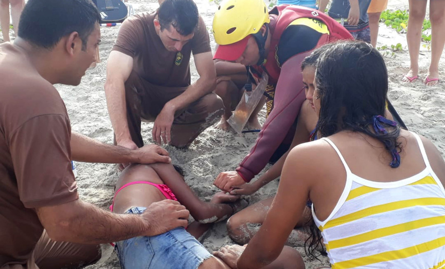 Os policiais Delmir Notte e Walter Viana da Silva fizeram um múltiplo salvamento no balneário de Albatroz, em Matinhos, e retiraram seis pessoas do mar com vida na tarde de sábado (20). Todas as vítimas receberam atendimento no Hospital Nossa Senhora dos Navegantes, inclusive os próprios policiais, que por exaustão decorrida do resgate necessitaram de cuidados.  -  Curitiba, 22/04/2019  -  Foto: PMPR