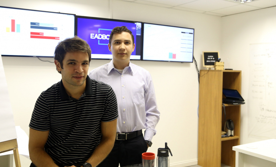 A Fomento Paraná é uma das instituições cotistas do fundo de investimentos em participação Fundo Sul Inovação. Entre os projetos escolhidos para ter apoio do fundo está a EadBox, uma startup que desenvolveu uma inovadora plataforma de Ensino a Distância (EAD). Na foto, Nilson Filatieri e Jeferson Silva. Foto: Gilson Abreu/ANPr