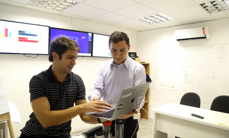 A Fomento Paraná é uma das instituições cotistas do fundo de investimentos em participação Fundo Sul Inovação. Entre os projetos escolhidos para ter apoio do fundo está a EadBox, uma startup que desenvolveu uma inovadora plataforma de Ensino a Distância (EAD). Na foto, Nilson Filatieri e Jeferson Silva. Foto: Gilson Abreu/ANPr