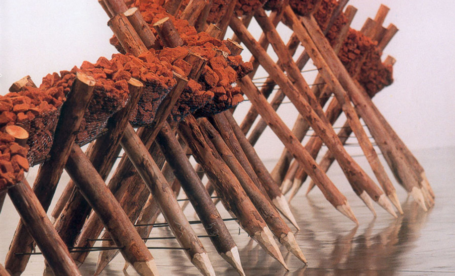 IVENS MACHADO - MESTRE DE OBRAS - A exposição de Ivens Machado apresenta desenhos, esculturas, fotografias e vídeos relacionados a diferentes períodos da trajetória do artista, procurando criar um diálogo entre as várias vertentes. Com grande intensidade artística, de forma abrangente e expressiva, a mostra exibe sua obra em Curitiba e trabalhos poucas vezes expostos no Brasil.Início: 11 de abrilTérmino: 28 de julho - Foto: Divulgação MON