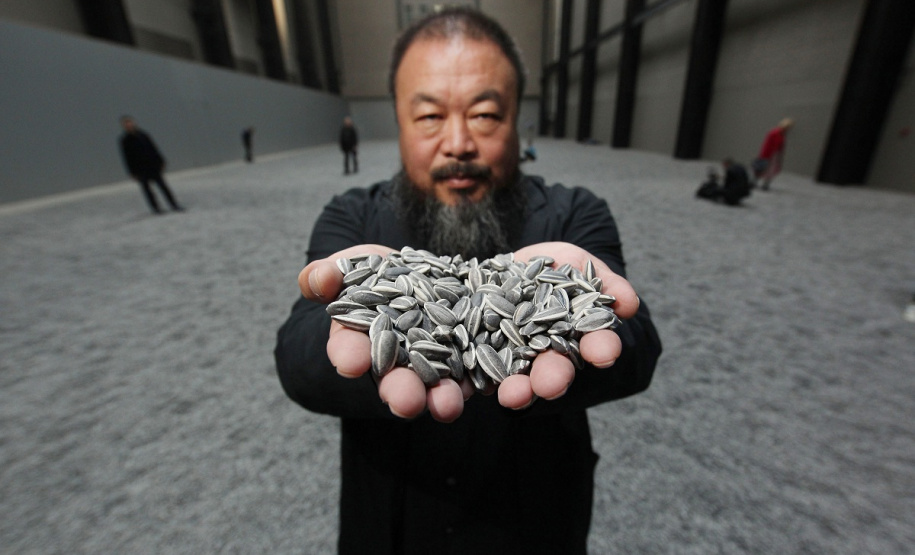 62009990 RAIZ - AIWEIWEI - Um dos principais nomes da cena contemporânea mundial, Ai Weiwei deixou seu país de origem em 2015 e se destaca no cenário internacional pelo interesse que demonstra pelas questões sociais e humanas, como a crise global de refugiados e a luta pela liberdade de expressão. AI WEIWEI RAIZ é a primeira exibição do artista plástico Ai Weiwei no Brasil e também a maior já realizada por ele.Início: 02 de maioTérmino: 28 de julho - Foto: Divulgação MON
