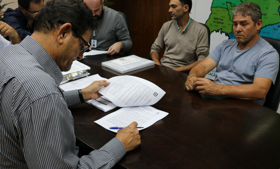 O Governo do Paraná assinou nesta segunda-feira (22) os primeiros contratos com 153 cooperativas e associações da agricultura familiar para a entrega de 28 mil toneladas de gêneros alimentícios para a merenda escolar.  -  Curitiba, 22/04/2019  -  Foto: Divulgação Fundepar