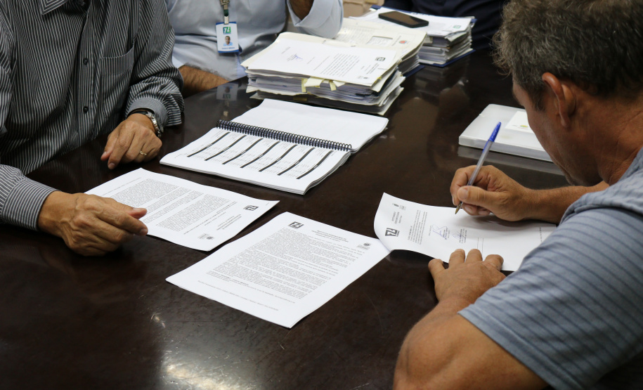 O Governo do Paraná assinou nesta segunda-feira (22) os primeiros contratos com 153 cooperativas e associações da agricultura familiar para a entrega de 28 mil toneladas de gêneros alimentícios para a merenda escolar.  -  Curitiba, 22/04/2019  -  Foto: Divulgação Fundepar