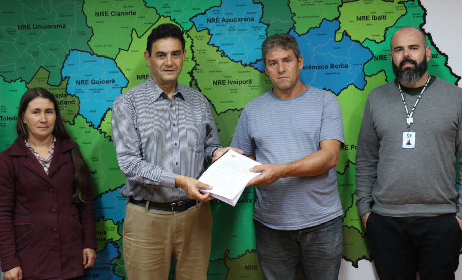 O Governo do Paraná assinou nesta segunda-feira (22) os primeiros contratos com 153 cooperativas e associações da agricultura familiar para a entrega de 28 mil toneladas de gêneros alimentícios para a merenda escolar