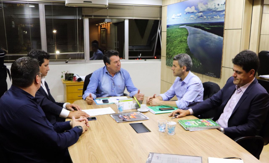 Rotas turísticas e quatro novos parques foram alguns dos principais temas da reunião entre o presidente da Coordenação da Região Metropolitana de Curitiba (Comec) e o secretário de Estado do Desenvolvimento Sustentável e Turismo, Márcio Nunes, na noite de segunda-feira (22). Na pauta esteve, também, o Contorno Norte de Curitiba, que após definição final do seu traçado deverá receber anuência da Secretaria. - Curitiba, 22/04/2019 - Foto: Gabriel Hubner