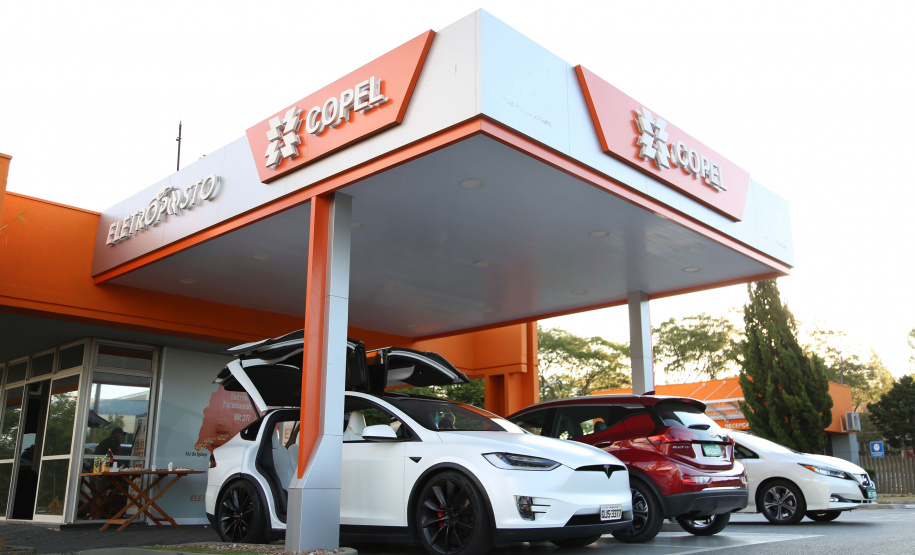 A maior eletrovia do Brasil, instalada no Paraná pela Copel em 2018, completou 330 recargas neste ano. São 730 quilômetros de extensão, ligando o Porto de Paranaguá às Cataratas do Iguaçu, em Foz do Iguaçu.  Curitiba, 22/04/2019  -  Curitiba, 22/04/2019  - Foto: Dani Catisti/Copel