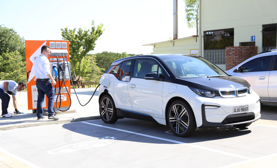 A maior eletrovia do Brasil, instalada no Paraná pela Copel em 2018, completou 330 recargas neste ano. São 730 quilômetros de extensão, ligando o Porto de Paranaguá às Cataratas do Iguaçu, em Foz do Iguaçu.  Curitiba, 22/04/2019  -  Curitiba, 22/04/2019  - Foto: Dani Catisti/Copel