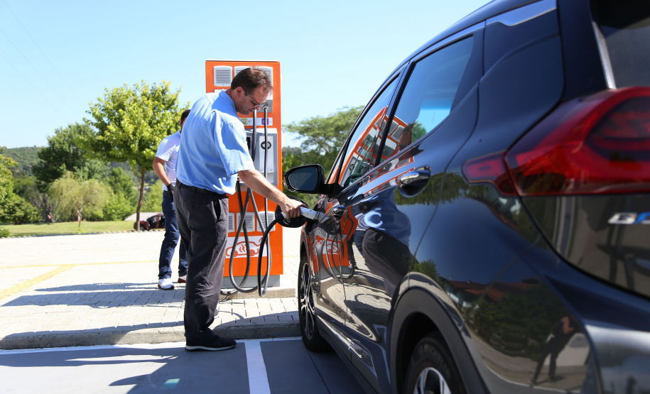 A maior eletrovia do Brasil, instalada no Paraná pela Copel em 2018, completou 330 recargas neste ano. São 730 quilômetros de extensão, ligando o Porto de Paranaguá às Cataratas do Iguaçu, em Foz do Iguaçu.  Curitiba, 22/04/2019  -  Curitiba, 22/04/2019  - Foto: Dani Catisti/Copel