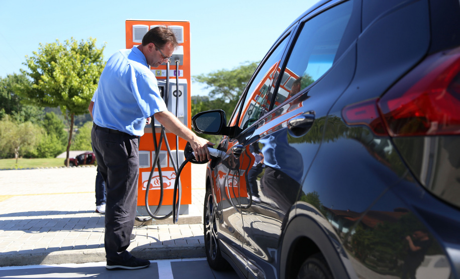 A maior eletrovia do Brasil, instalada no Paraná pela Copel em 2018, completou 330 recargas neste ano. São 730 quilômetros de extensão, ligando o Porto de Paranaguá às Cataratas do Iguaçu, em Foz do Iguaçu.  Curitiba, 22/04/2019  -  Curitiba, 22/04/2019  - Foto: Dani Catisti/Copel