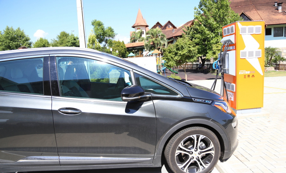 A maior eletrovia do Brasil, instalada no Paraná pela Copel em 2018, completou 330 recargas neste ano. São 730 quilômetros de extensão, ligando o Porto de Paranaguá às Cataratas do Iguaçu, em Foz do Iguaçu.  Curitiba, 22/04/2019  -  Curitiba, 22/04/2019  - Foto: Dani Catisti/Copel