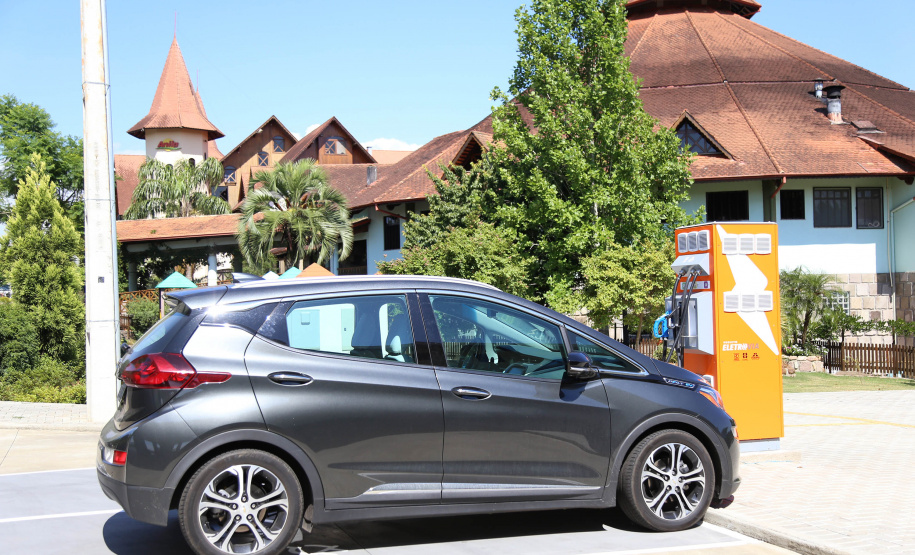 A maior eletrovia do Brasil, instalada no Paraná pela Copel em 2018, completou 330 recargas neste ano. São 730 quilômetros de extensão, ligando o Porto de Paranaguá às Cataratas do Iguaçu, em Foz do Iguaçu.  Curitiba, 22/04/2019  -  Curitiba, 22/04/2019  - Foto: Dani Catisti/Copel