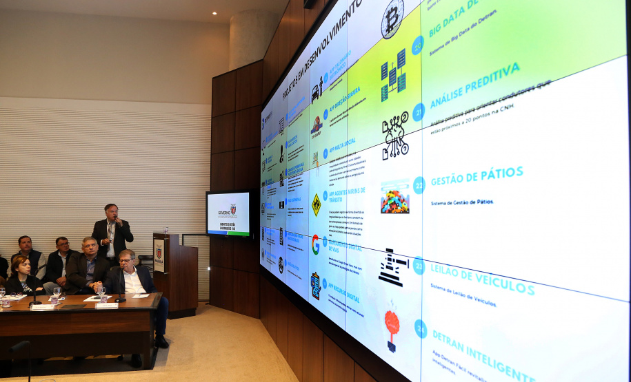 O Departamento de Trânsito do Paraná (Detran) vai intensificar as operações e ações educativas para diminuir os números de acidentes Estado. O assunto foi apresentado nesta terça-feira (23) pelo diretor-geral do órgão, Cesar Kogut, durante a reunião da equipe do governo, no Palácio Iguaçu. O encontro foi coordenado pelo governador em exercício Darci Piana. Foto Gilson Abreu ANPr