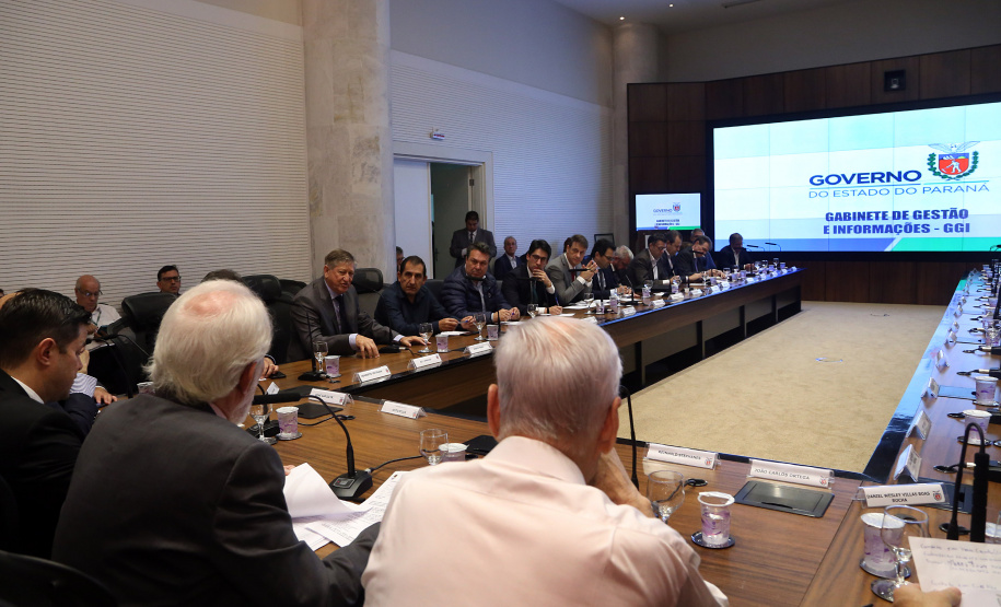 O Departamento de Trânsito do Paraná (Detran) vai intensificar as operações e ações educativas para diminuir os números de acidentes Estado. O assunto foi apresentado nesta terça-feira (23) pelo diretor-geral do órgão, Cesar Kogut, durante a reunião da equipe do governo, no Palácio Iguaçu. O encontro foi coordenado pelo governador em exercício Darci Piana. Foto Gilson Abreu ANPr