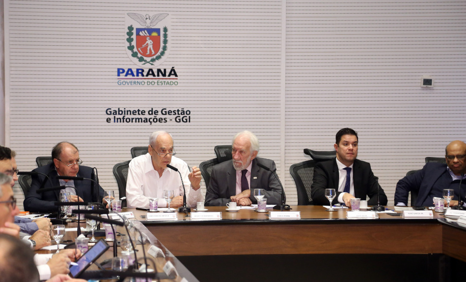 O Departamento de Trânsito do Paraná (Detran) vai intensificar as operações e ações educativas para diminuir os números de acidentes Estado. O assunto foi apresentado nesta terça-feira (23) pelo diretor-geral do órgão, Cesar Kogut, durante a reunião da equipe do governo, no Palácio Iguaçu. O encontro foi coordenado pelo governador em exercício Darci Piana. Foto Gilson Abreu ANPr