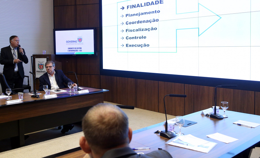 O Departamento de Trânsito do Paraná (Detran) vai intensificar as operações e ações educativas para diminuir os números de acidentes Estado. O assunto foi apresentado nesta terça-feira (23) pelo diretor-geral do órgão, Cesar Kogut, durante a reunião da equipe do governo, no Palácio Iguaçu. O encontro foi coordenado pelo governador em exercício Darci Piana. Foto Gilson Abreu ANPr