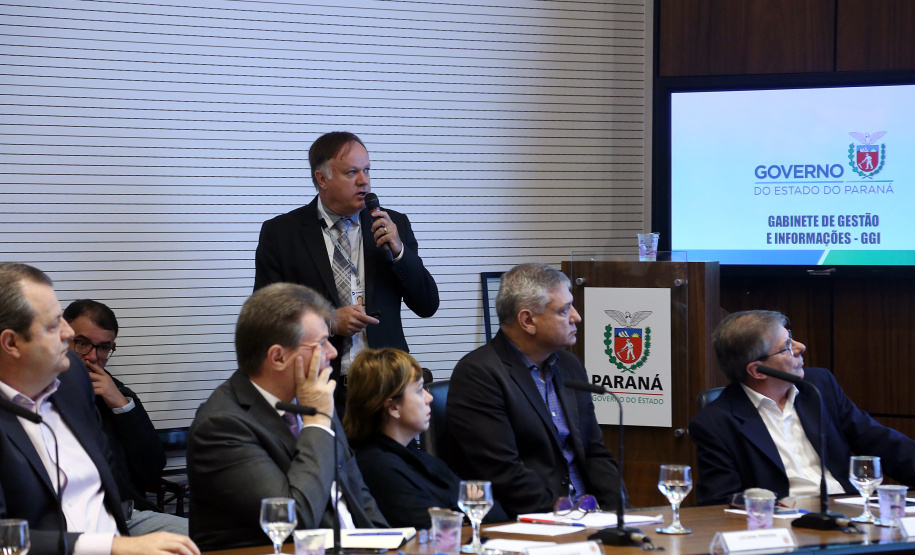 O Departamento de Trânsito do Paraná (Detran) vai intensificar as operações e ações educativas para diminuir os números de acidentes Estado. O assunto foi apresentado nesta terça-feira (23) pelo diretor-geral do órgão, Cesar Kogut, durante a reunião da equipe do governo, no Palácio Iguaçu. O encontro foi coordenado pelo governador em exercício Darci Piana. Foto Gilson Abreu ANPr