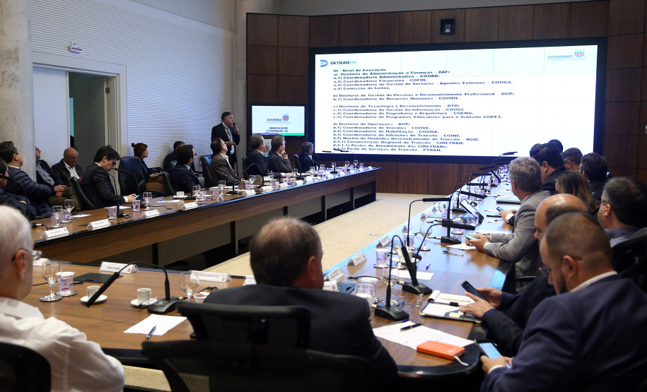 O Departamento de Trânsito do Paraná (Detran) vai intensificar as operações e ações educativas para diminuir os números de acidentes Estado. O assunto foi apresentado nesta terça-feira (23) pelo diretor-geral do órgão, Cesar Kogut, durante a reunião da equipe do governo, no Palácio Iguaçu. O encontro foi coordenado pelo governador em exercício Darci Piana. Foto Gilson Abreu ANPr