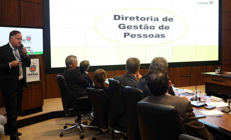 O Departamento de Trânsito do Paraná (Detran) vai intensificar as operações e ações educativas para diminuir os números de acidentes Estado. O assunto foi apresentado nesta terça-feira (23) pelo diretor-geral do órgão, Cesar Kogut, durante a reunião da equipe do governo, no Palácio Iguaçu. O encontro foi coordenado pelo governador em exercício Darci Piana. Foto Gilson Abreu ANPr