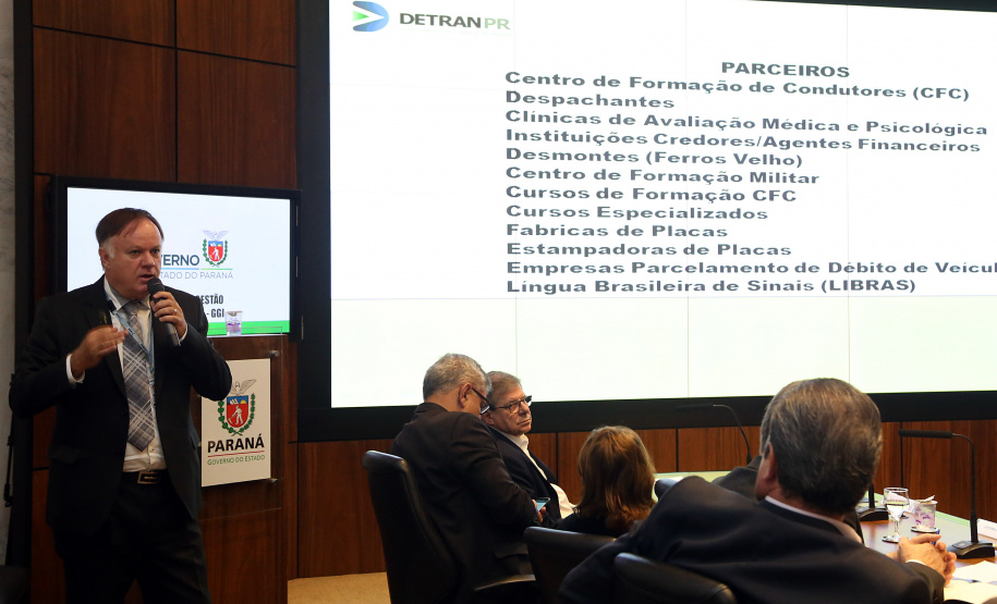 O Departamento de Trânsito do Paraná (Detran) vai intensificar as operações e ações educativas para diminuir os números de acidentes Estado. O assunto foi apresentado nesta terça-feira (23) pelo diretor-geral do órgão, Cesar Kogut, durante a reunião da equipe do governo, no Palácio Iguaçu. O encontro foi coordenado pelo governador em exercício Darci Piana. Foto Gilson Abreu ANPr