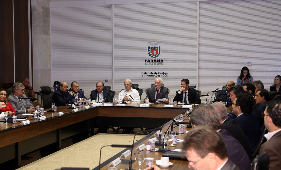 O Departamento de Trânsito do Paraná (Detran) vai intensificar as operações e ações educativas para diminuir os números de acidentes Estado. O assunto foi apresentado nesta terça-feira (23) pelo diretor-geral do órgão, Cesar Kogut, durante a reunião da equipe do governo, no Palácio Iguaçu. O encontro foi coordenado pelo governador em exercício Darci Piana. Foto Gilson Abreu ANPr