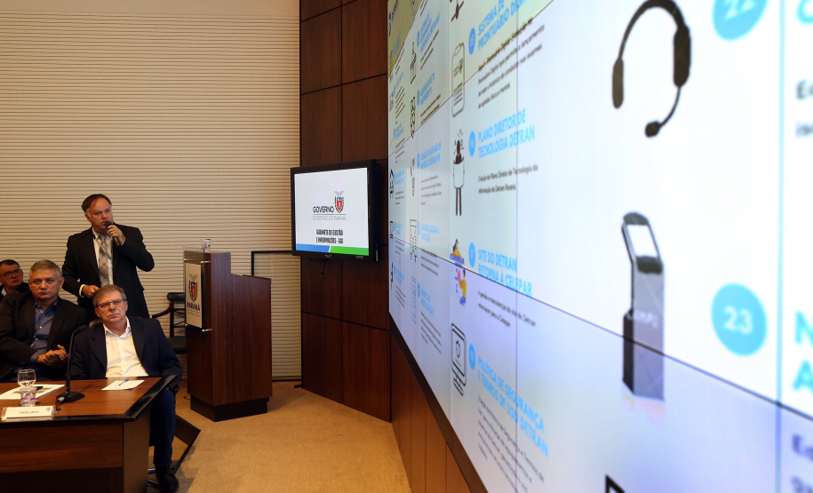 O Departamento de Trânsito do Paraná (Detran) vai intensificar as operações e ações educativas para diminuir os números de acidentes Estado. O assunto foi apresentado nesta terça-feira (23) pelo diretor-geral do órgão, Cesar Kogut, durante a reunião da equipe do governo, no Palácio Iguaçu. O encontro foi coordenado pelo governador em exercício Darci Piana. Foto Gilson Abreu ANPr